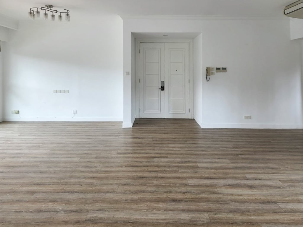 https://img.propertyraptor.com/cdn-cgi/imagedelivery/KD5bF_AFL0JDTbKLWF7z9g/ap8/ap8_001/hornet/prp/img/5578d81774bbfb5706e5c284cb5e287e.jpg/public