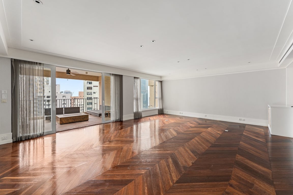 https://img.propertyraptor.com/cdn-cgi/imagedelivery/KD5bF_AFL0JDTbKLWF7z9g/ap8/ap8_001/hornet/prp/img/55c2843bbc604dc75031c28248674b97-wtm.jpg/public