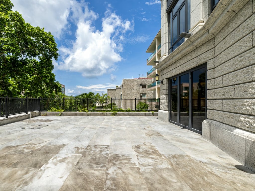 https://img.propertyraptor.com/cdn-cgi/imagedelivery/KD5bF_AFL0JDTbKLWF7z9g/ap8/ap8_001/hornet/prp/img/56094b5c26c2032b63d61dd5cb0cb58c.jpg/public
