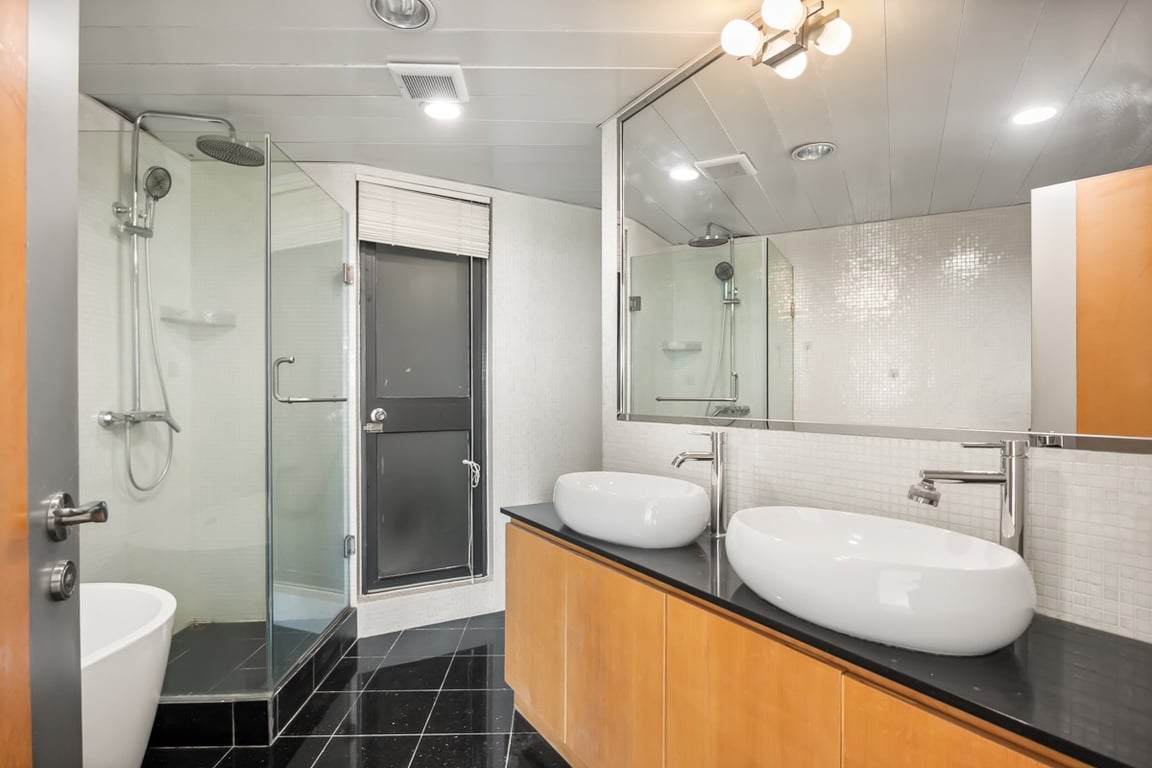 https://img.propertyraptor.com/cdn-cgi/imagedelivery/KD5bF_AFL0JDTbKLWF7z9g/ap8/ap8_001/hornet/prp/img/5620b6ae88956b7a79996de9f882c51c-wtm.jpg/public