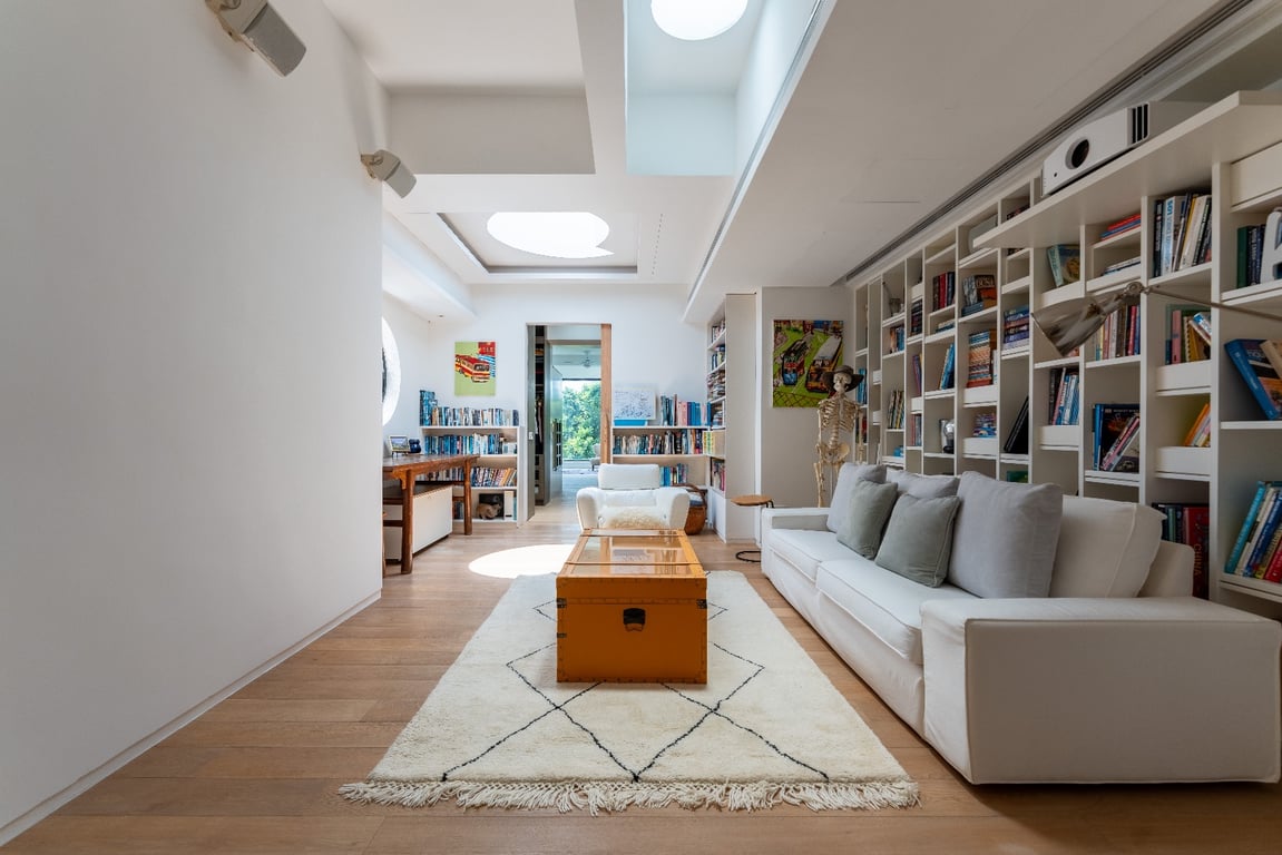 https://img.propertyraptor.com/cdn-cgi/imagedelivery/KD5bF_AFL0JDTbKLWF7z9g/ap8/ap8_001/hornet/prp/img/5645e84956685eefc9b3a15e0d80f218-wtm.jpg/public