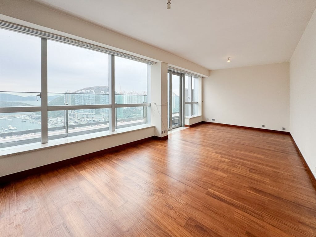 https://img.propertyraptor.com/cdn-cgi/imagedelivery/KD5bF_AFL0JDTbKLWF7z9g/ap8/ap8_001/hornet/prp/img/567636856d7bf7303cf9246c3a9e52f4.jpg/public