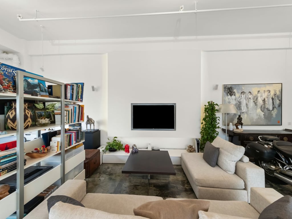 https://img.propertyraptor.com/cdn-cgi/imagedelivery/KD5bF_AFL0JDTbKLWF7z9g/ap8/ap8_001/hornet/prp/img/5708ca9df3cc4cd2007d4b1e07377230.jpg/public