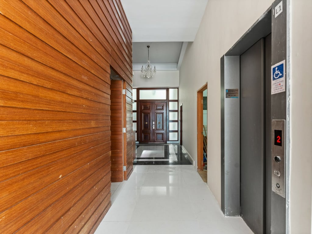 https://img.propertyraptor.com/cdn-cgi/imagedelivery/KD5bF_AFL0JDTbKLWF7z9g/ap8/ap8_001/hornet/prp/img/571de63480f963ee7ca2a5ec636cfa08.jpg/public