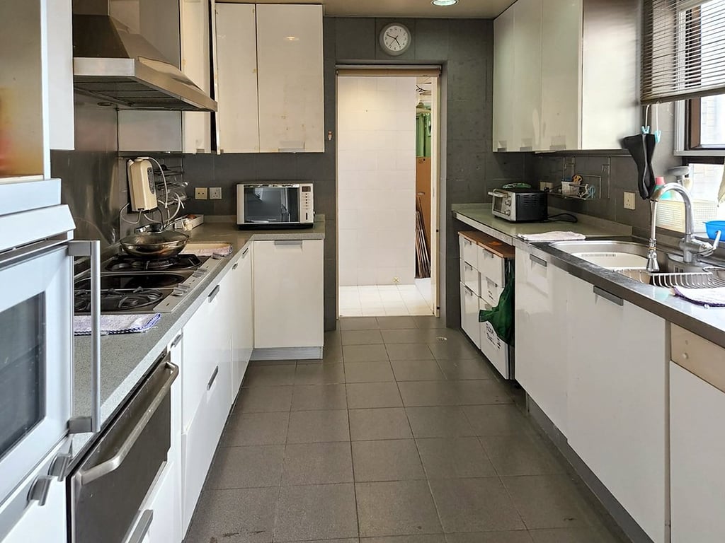 https://img.propertyraptor.com/cdn-cgi/imagedelivery/KD5bF_AFL0JDTbKLWF7z9g/ap8/ap8_001/hornet/prp/img/57267194a7564797cfc5e0db1521082e.jpg/public