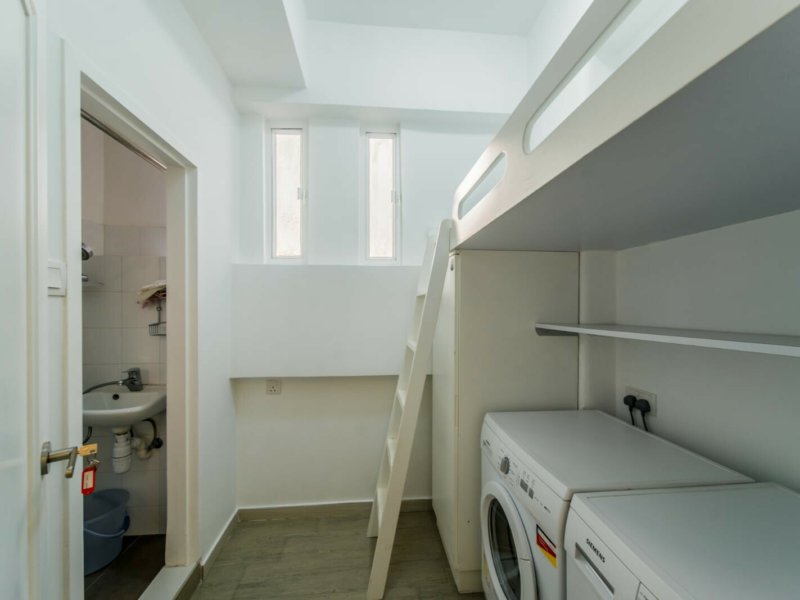 https://img.propertyraptor.com/cdn-cgi/imagedelivery/KD5bF_AFL0JDTbKLWF7z9g/ap8/ap8_001/hornet/prp/img/5729340baa7a960a05ada04312d72237.jpg/public