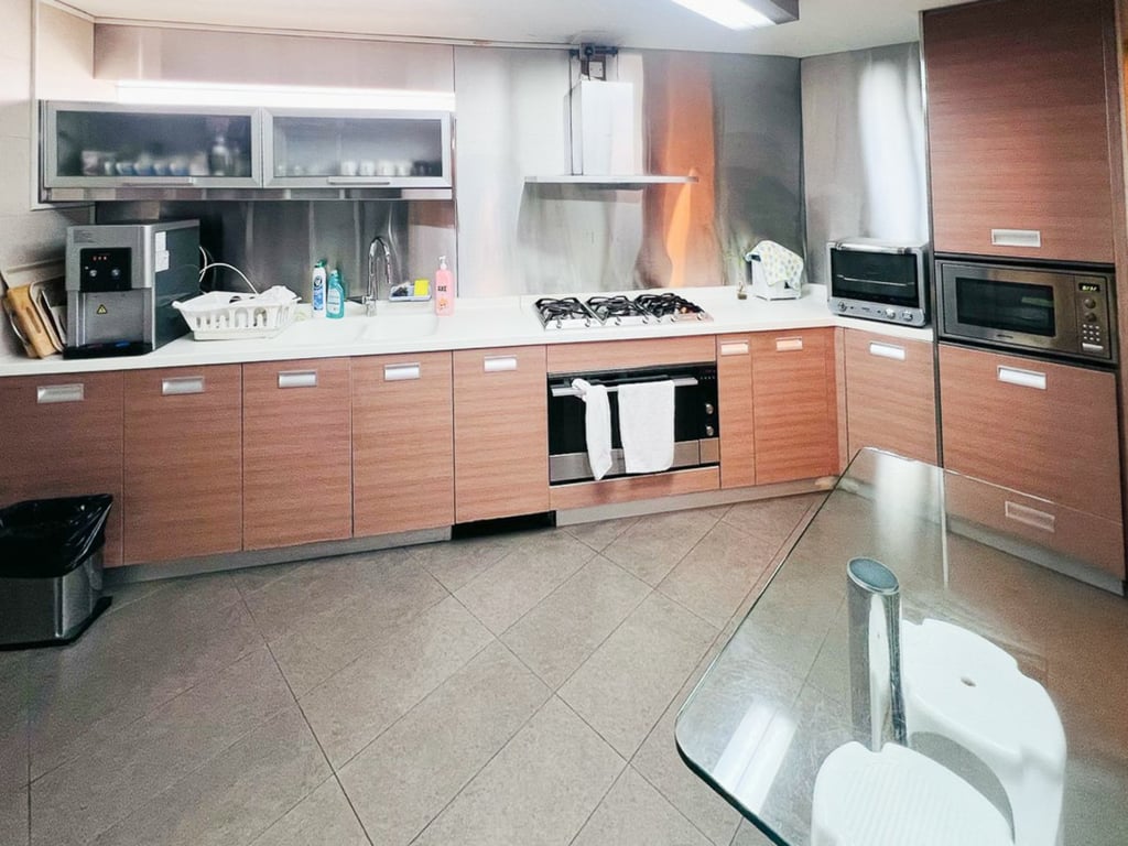 https://img.propertyraptor.com/cdn-cgi/imagedelivery/KD5bF_AFL0JDTbKLWF7z9g/ap8/ap8_001/hornet/prp/img/5768f9b9848f21b368bfbfd3fc37b7a7-wtm.jpg/public
