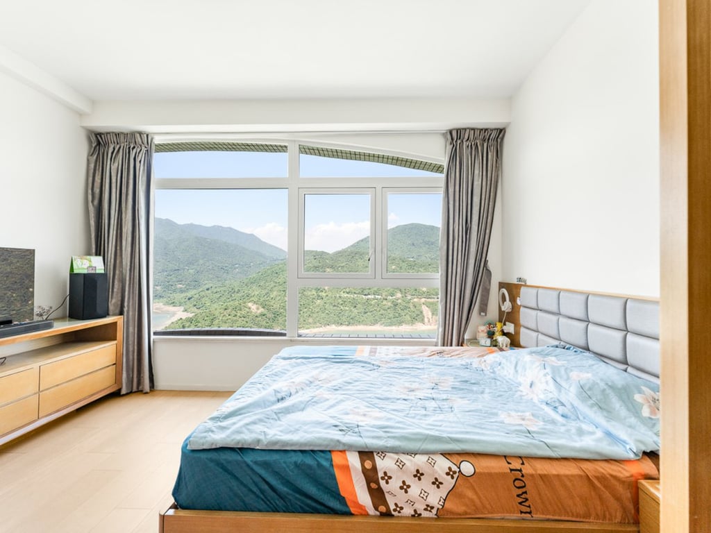 https://img.propertyraptor.com/cdn-cgi/imagedelivery/KD5bF_AFL0JDTbKLWF7z9g/ap8/ap8_001/hornet/prp/img/579f875edec36ad051203065c6225b89.jpg/public