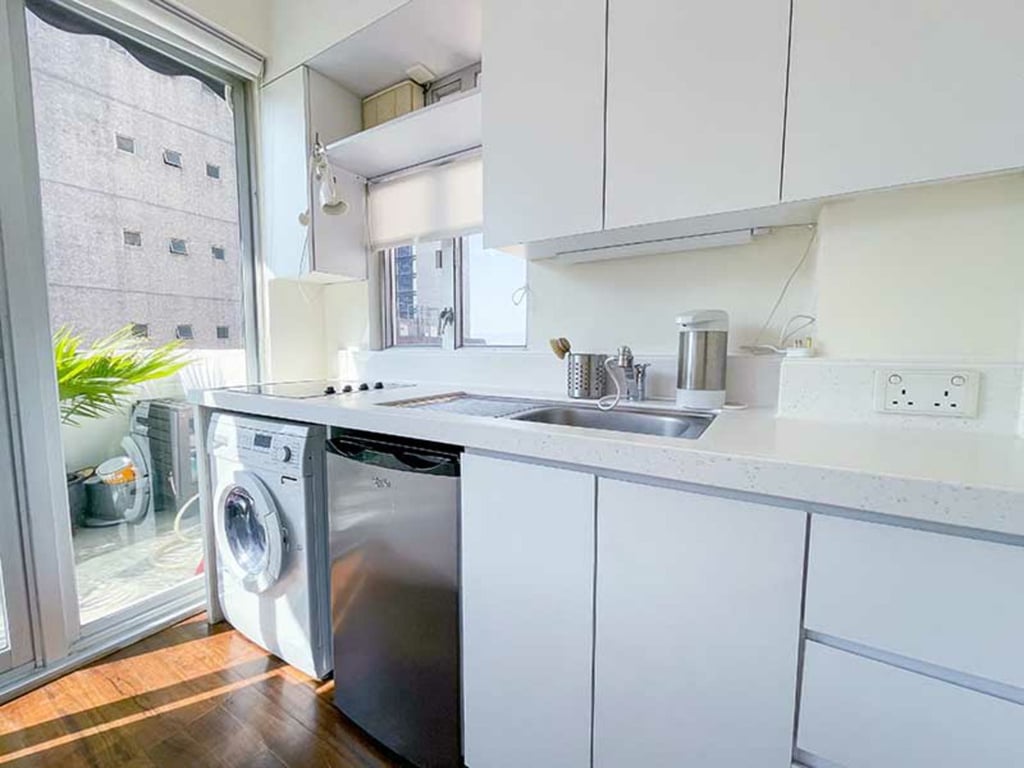 https://img.propertyraptor.com/cdn-cgi/imagedelivery/KD5bF_AFL0JDTbKLWF7z9g/ap8/ap8_001/hornet/prp/img/57c0ef262d1e4de7ba8986cd7386f553.jpg/public