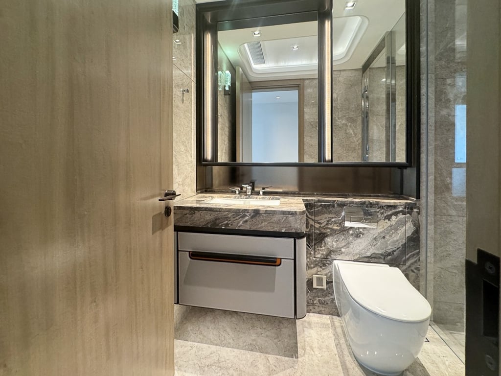 https://img.propertyraptor.com/cdn-cgi/imagedelivery/KD5bF_AFL0JDTbKLWF7z9g/ap8/ap8_001/hornet/prp/img/57dddc8e79a2a30df484fefd1694c0bc-wtm.jpg/public