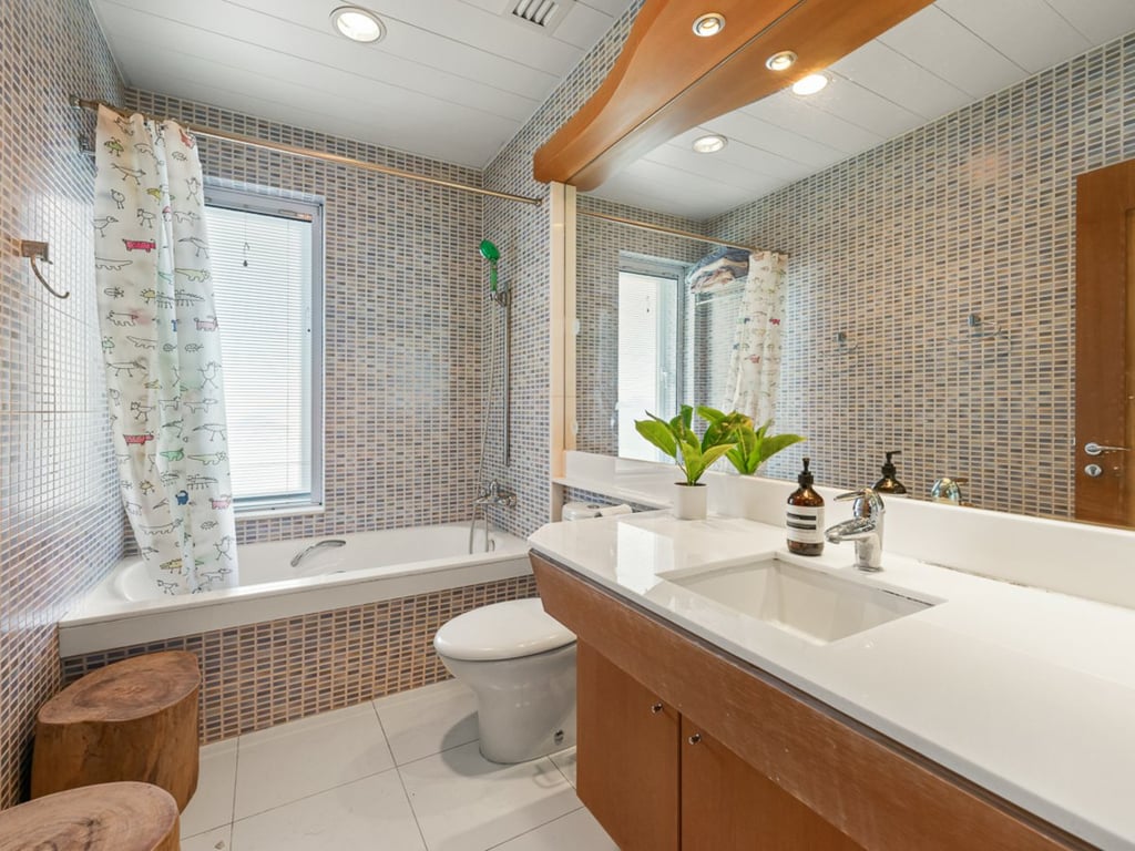 https://img.propertyraptor.com/cdn-cgi/imagedelivery/KD5bF_AFL0JDTbKLWF7z9g/ap8/ap8_001/hornet/prp/img/57e4e915b3f3f30cd5bdf22d67ab213e.jpg/public