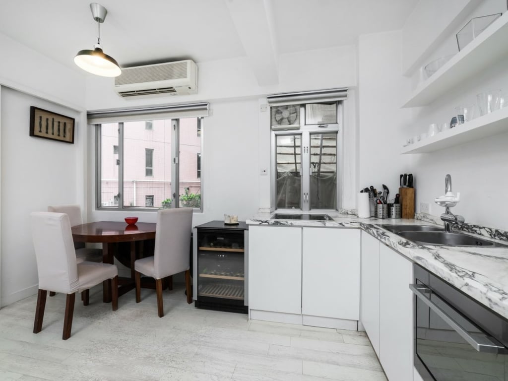 https://img.propertyraptor.com/cdn-cgi/imagedelivery/KD5bF_AFL0JDTbKLWF7z9g/ap8/ap8_001/hornet/prp/img/585c11cfc5ad3604b1ad83ebfb115e12.jpg/public