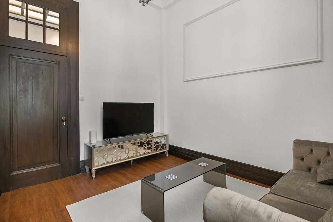 https://img.propertyraptor.com/cdn-cgi/imagedelivery/KD5bF_AFL0JDTbKLWF7z9g/ap8/ap8_001/hornet/prp/img/58aa76e1142ad1c5e457578a5b7d2927-wtm.jpg/public