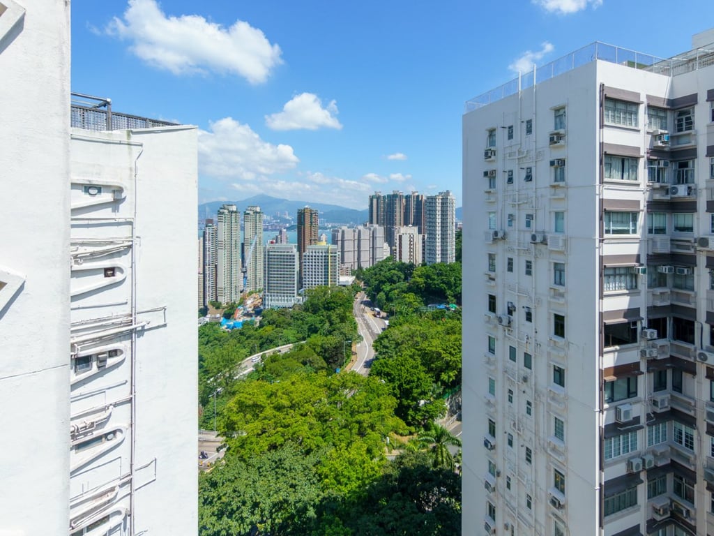 https://img.propertyraptor.com/cdn-cgi/imagedelivery/KD5bF_AFL0JDTbKLWF7z9g/ap8/ap8_001/hornet/prp/img/58afbf52afd87eaf3a87c57b355ca84b.jpg/public