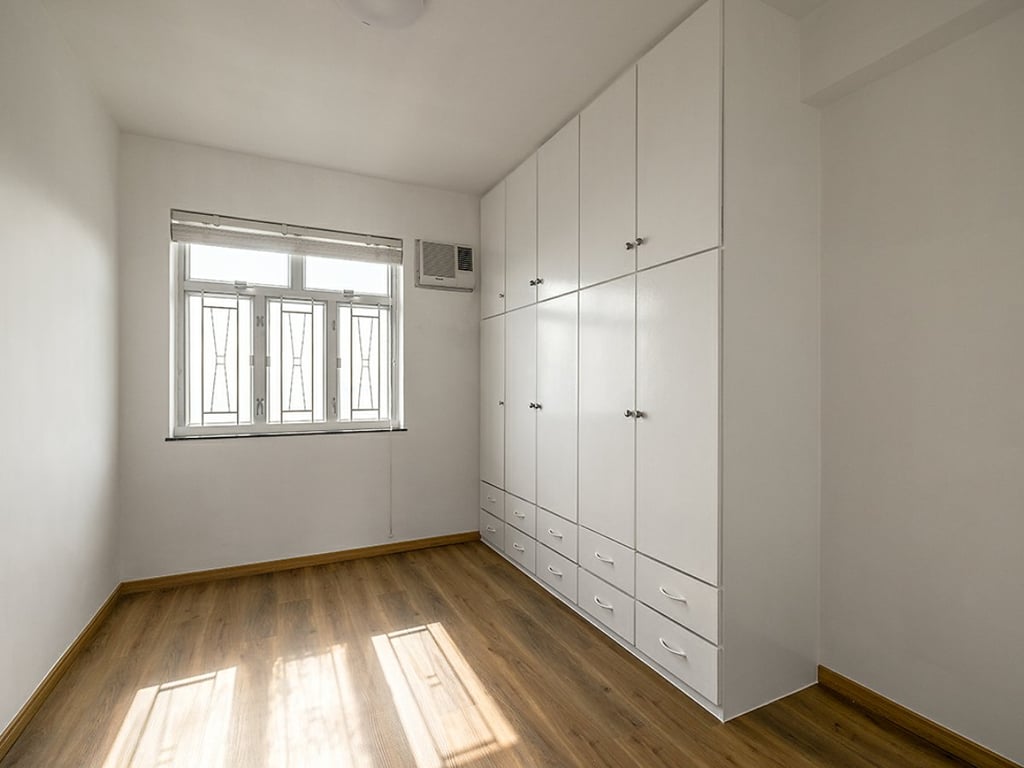 https://img.propertyraptor.com/cdn-cgi/imagedelivery/KD5bF_AFL0JDTbKLWF7z9g/ap8/ap8_001/hornet/prp/img/58c655275bbcc2b272871df93ccd0a5c.jpg/public