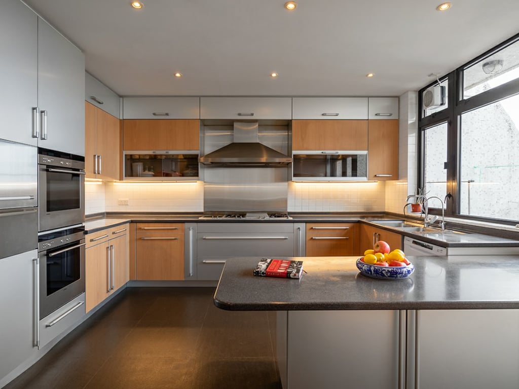 https://img.propertyraptor.com/cdn-cgi/imagedelivery/KD5bF_AFL0JDTbKLWF7z9g/ap8/ap8_001/hornet/prp/img/58d9908f6bb04773614da20355ea0bdb.jpg/public