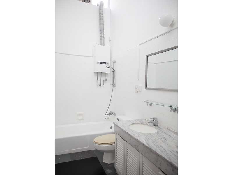 https://img.propertyraptor.com/cdn-cgi/imagedelivery/KD5bF_AFL0JDTbKLWF7z9g/ap8/ap8_001/hornet/prp/img/58df34e56a45957f55a8f89b5719d2d2.jpg/public