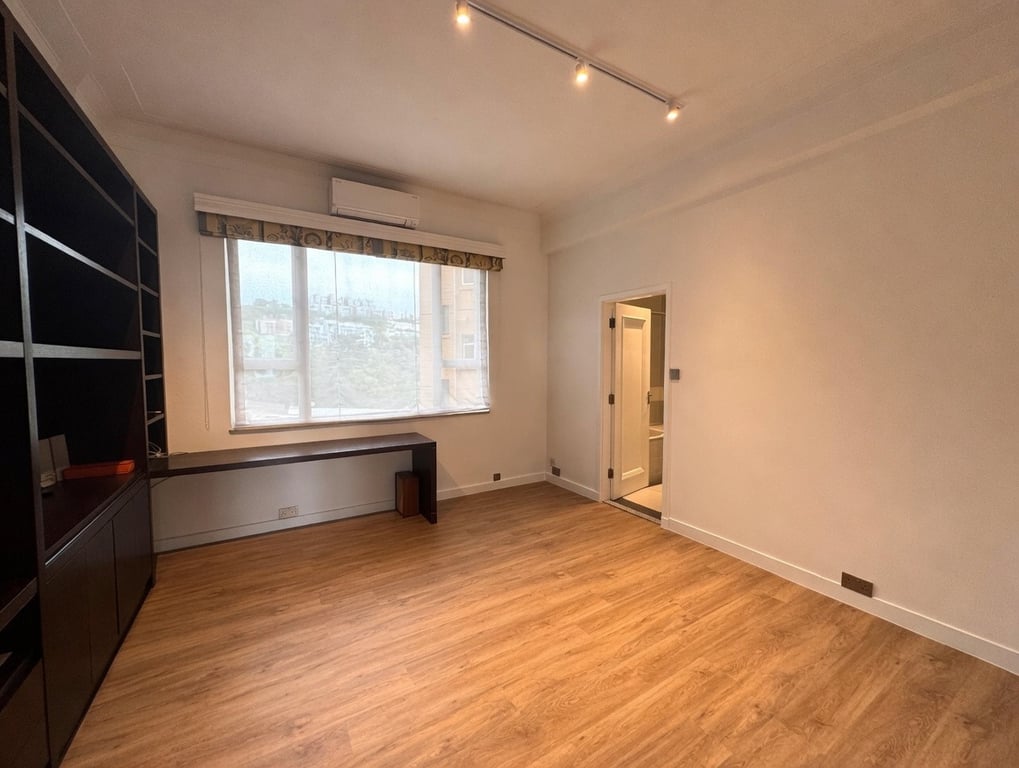 https://img.propertyraptor.com/cdn-cgi/imagedelivery/KD5bF_AFL0JDTbKLWF7z9g/ap8/ap8_001/hornet/prp/img/58dff0b5b68d3f6773c02a0f293913a3-wtm.jpg/public
