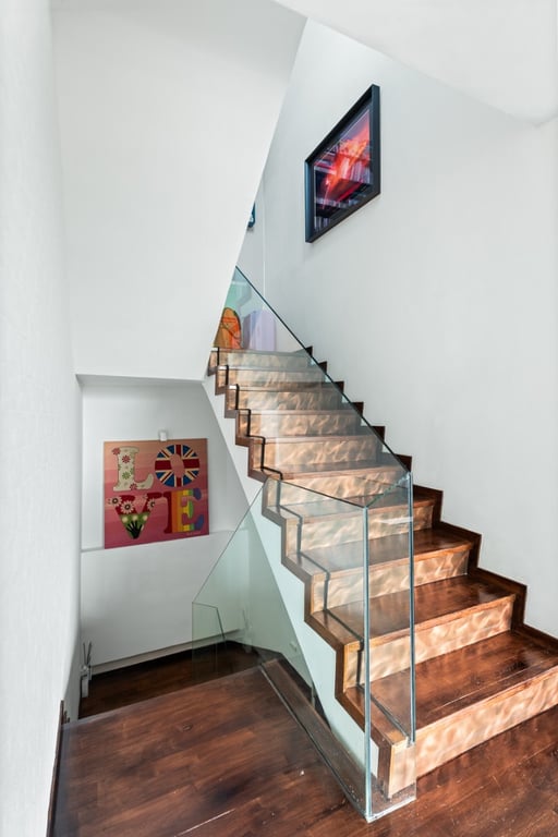 https://img.propertyraptor.com/cdn-cgi/imagedelivery/KD5bF_AFL0JDTbKLWF7z9g/ap8/ap8_001/hornet/prp/img/5991abe4b03f015b2e9e5eb6a6ef73bb-wtm.jpg/public