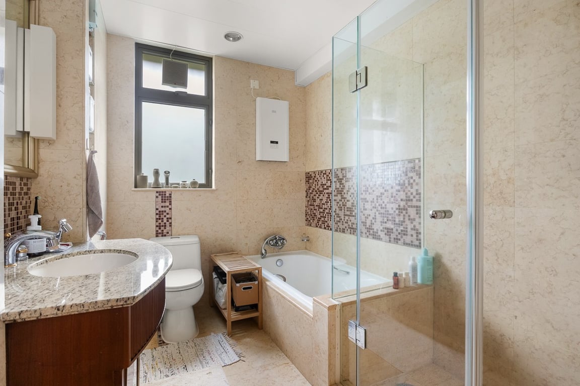 https://img.propertyraptor.com/cdn-cgi/imagedelivery/KD5bF_AFL0JDTbKLWF7z9g/ap8/ap8_001/hornet/prp/img/5a22e32d5b5e6c4ad4c455335f6fd55b-wtm.jpg/public