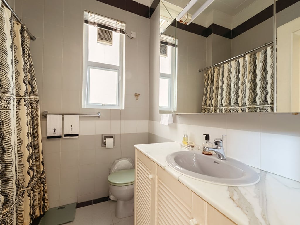 https://img.propertyraptor.com/cdn-cgi/imagedelivery/KD5bF_AFL0JDTbKLWF7z9g/ap8/ap8_001/hornet/prp/img/5a27a319c83600cce92976f324044d15.jpg/public
