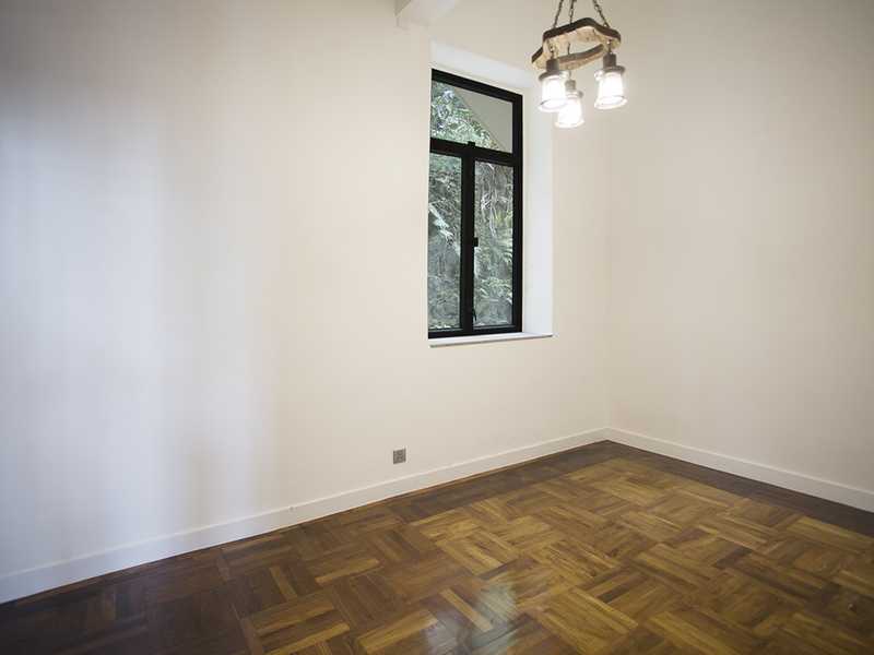 https://img.propertyraptor.com/cdn-cgi/imagedelivery/KD5bF_AFL0JDTbKLWF7z9g/ap8/ap8_001/hornet/prp/img/5a560e10441ff3f73e35e63291873a86.jpg/public