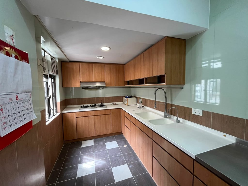 https://img.propertyraptor.com/cdn-cgi/imagedelivery/KD5bF_AFL0JDTbKLWF7z9g/ap8/ap8_001/hornet/prp/img/5ab3ddbfb3de54489acbbd3c864ce7b8-wtm.jpg/public