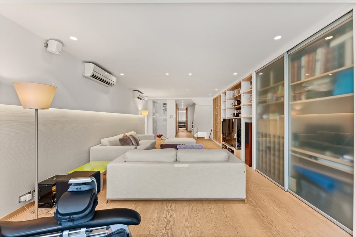 https://img.propertyraptor.com/cdn-cgi/imagedelivery/KD5bF_AFL0JDTbKLWF7z9g/ap8/ap8_001/hornet/prp/img/5ac4445adb6a7d1724688197a47039fc-wtm.jpg/public