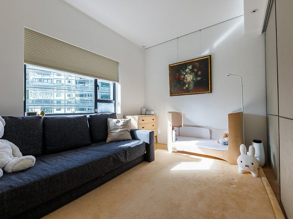 https://img.propertyraptor.com/cdn-cgi/imagedelivery/KD5bF_AFL0JDTbKLWF7z9g/ap8/ap8_001/hornet/prp/img/5acc53ad30dd6fce14a303f719c059d6.jpg/public