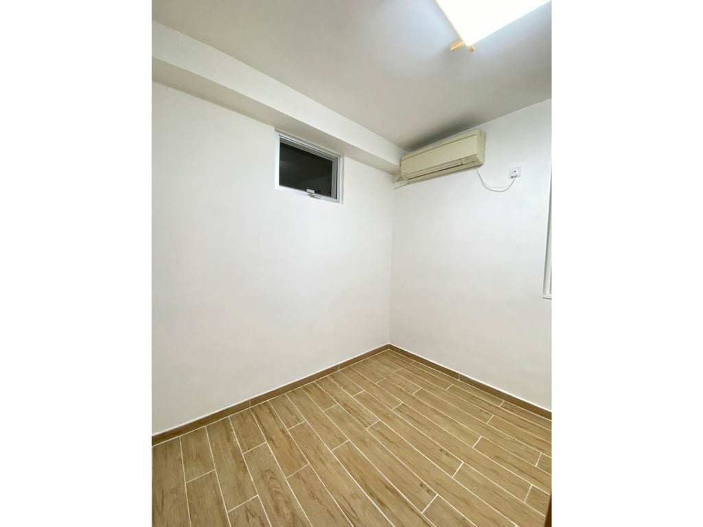 https://img.propertyraptor.com/cdn-cgi/imagedelivery/KD5bF_AFL0JDTbKLWF7z9g/ap8/ap8_001/hornet/prp/img/5add9ff4680ae7167e2af7e89201bf16.jpg/public