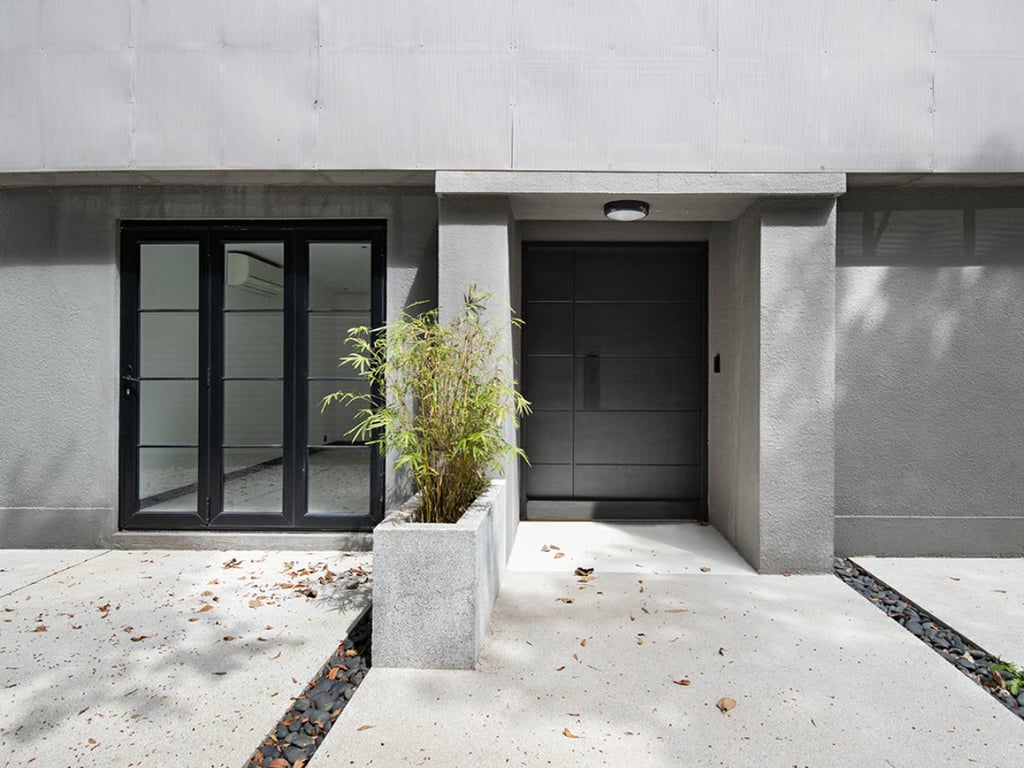 https://img.propertyraptor.com/cdn-cgi/imagedelivery/KD5bF_AFL0JDTbKLWF7z9g/ap8/ap8_001/hornet/prp/img/5b365876397db84f44acae5dd4070388.jpg/public