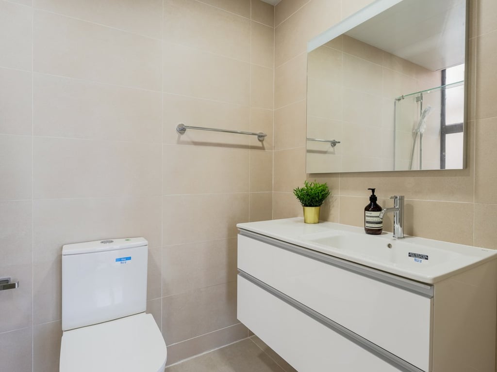 https://img.propertyraptor.com/cdn-cgi/imagedelivery/KD5bF_AFL0JDTbKLWF7z9g/ap8/ap8_001/hornet/prp/img/5b48b1ccdd685beba0a255fdc7b7db0e.jpg/public