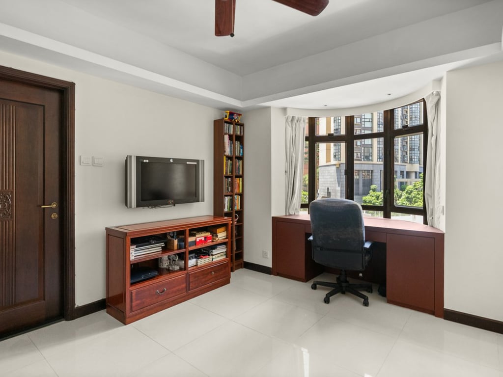 https://img.propertyraptor.com/cdn-cgi/imagedelivery/KD5bF_AFL0JDTbKLWF7z9g/ap8/ap8_001/hornet/prp/img/5bbe7a71b963d4fbecdab7c4442f192e.jpg/public
