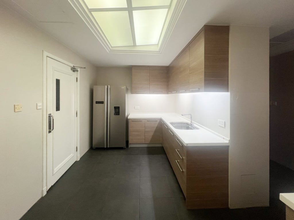 https://img.propertyraptor.com/cdn-cgi/imagedelivery/KD5bF_AFL0JDTbKLWF7z9g/ap8/ap8_001/hornet/prp/img/5c031209c3f37c4f54708768a1e655fe.jpg/public
