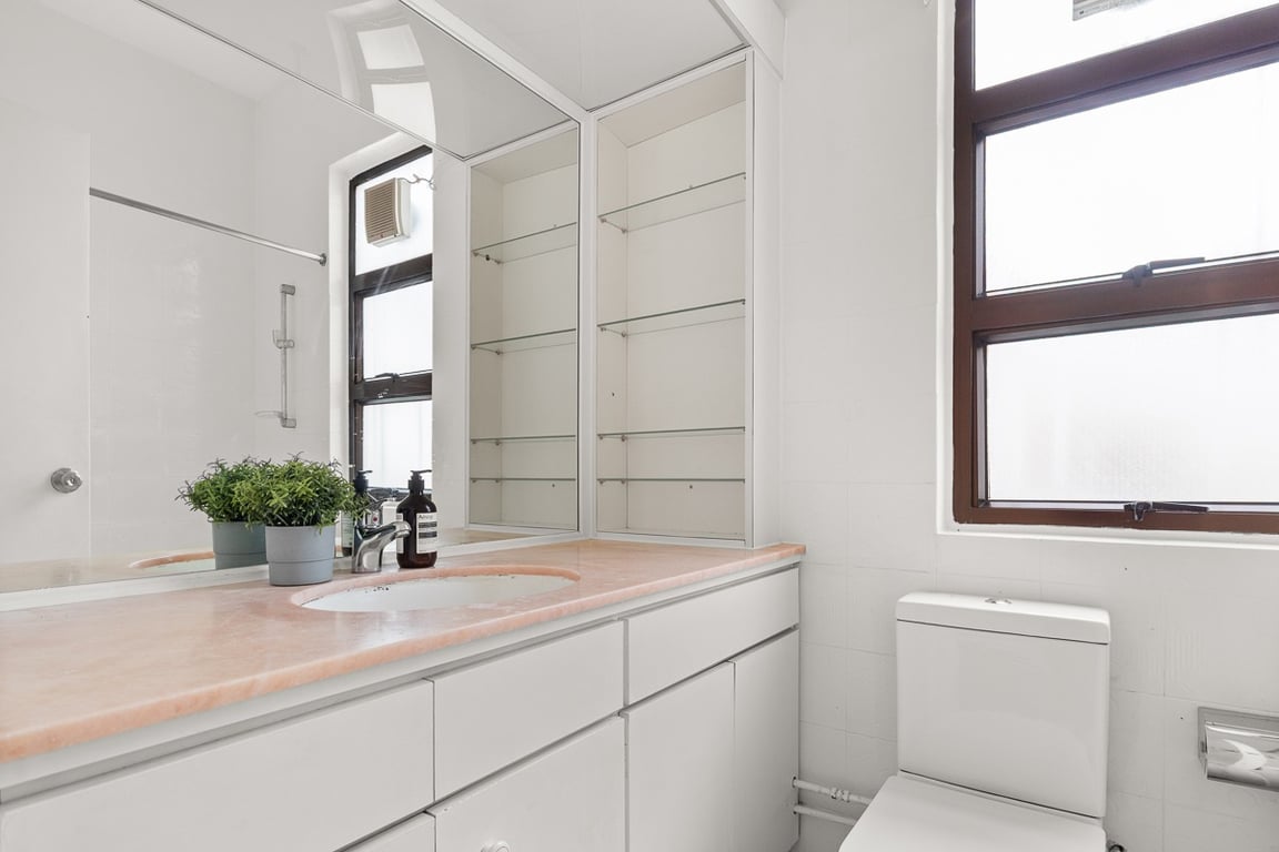 https://img.propertyraptor.com/cdn-cgi/imagedelivery/KD5bF_AFL0JDTbKLWF7z9g/ap8/ap8_001/hornet/prp/img/5c1d11b357e4ea05afed6a6be91642ac-wtm.jpg/public