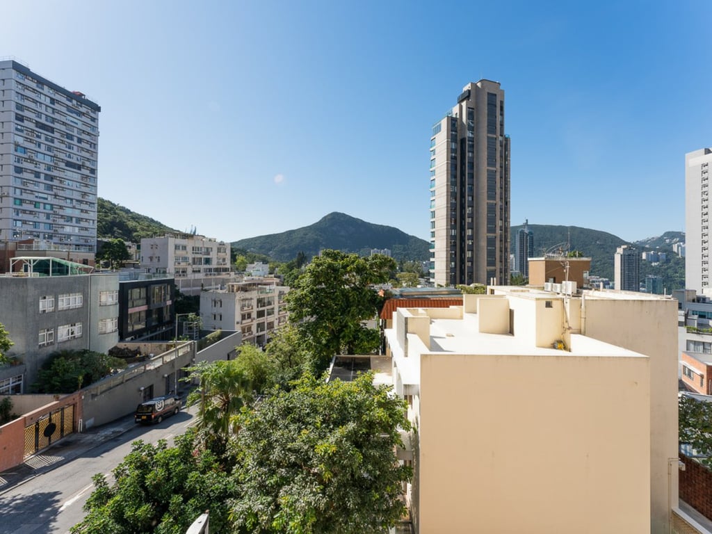 https://img.propertyraptor.com/cdn-cgi/imagedelivery/KD5bF_AFL0JDTbKLWF7z9g/ap8/ap8_001/hornet/prp/img/5c511e76911bbdfe78f844d6884d525a.jpg/public
