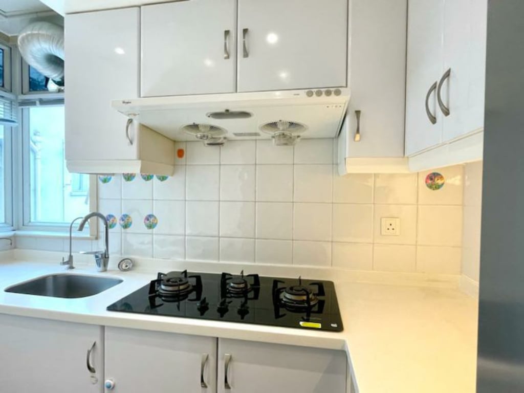 https://img.propertyraptor.com/cdn-cgi/imagedelivery/KD5bF_AFL0JDTbKLWF7z9g/ap8/ap8_001/hornet/prp/img/5c55cd5c29b9f5a5b494a658d893144d.jpg/public