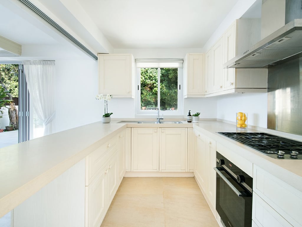 https://img.propertyraptor.com/cdn-cgi/imagedelivery/KD5bF_AFL0JDTbKLWF7z9g/ap8/ap8_001/hornet/prp/img/5cd5d5b019a755f305bb3e6a5829563b.jpg/public