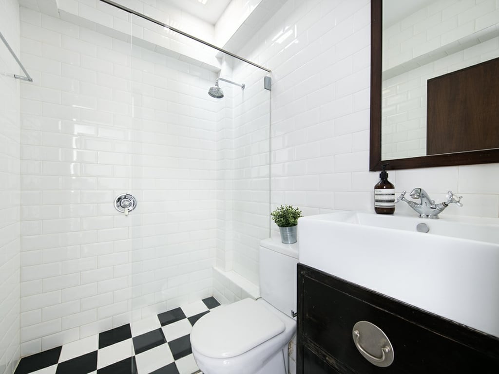https://img.propertyraptor.com/cdn-cgi/imagedelivery/KD5bF_AFL0JDTbKLWF7z9g/ap8/ap8_001/hornet/prp/img/5ce93a206f30df647bbee83124842688.jpg/public