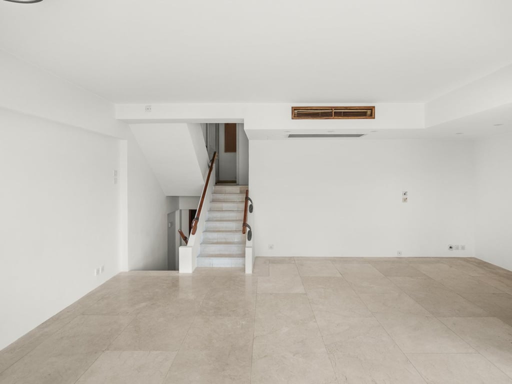 https://img.propertyraptor.com/cdn-cgi/imagedelivery/KD5bF_AFL0JDTbKLWF7z9g/ap8/ap8_001/hornet/prp/img/5cf7b7cf3e7b5fc435f298469d14026e.jpg/public