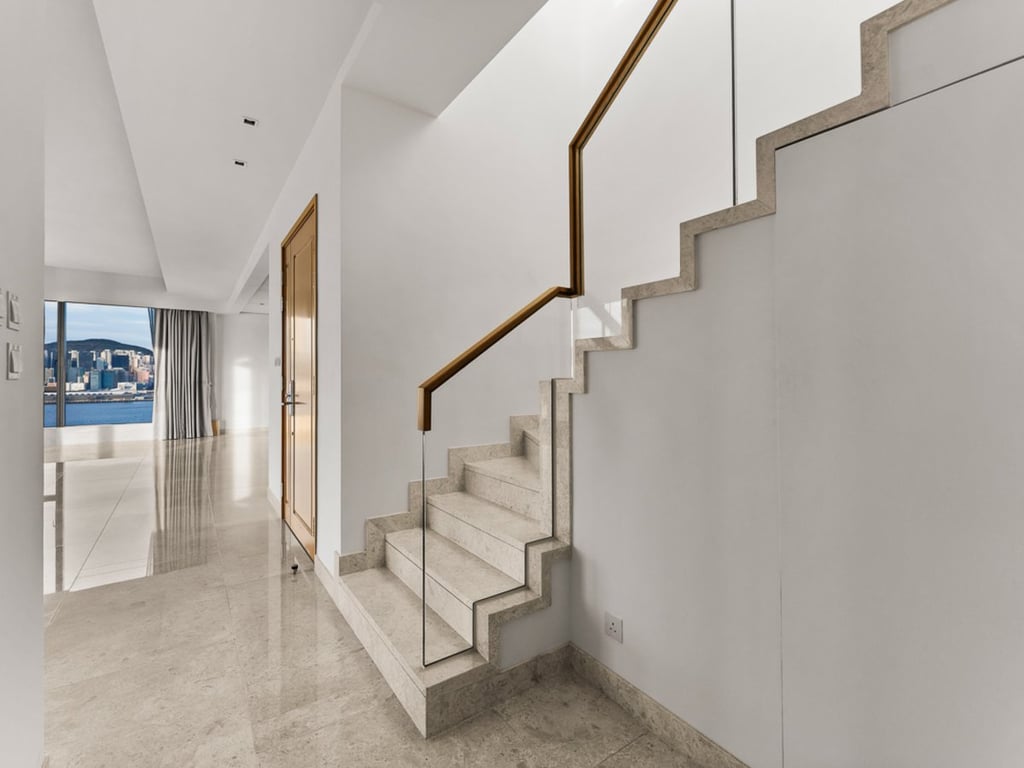 https://img.propertyraptor.com/cdn-cgi/imagedelivery/KD5bF_AFL0JDTbKLWF7z9g/ap8/ap8_001/hornet/prp/img/5d0f6b09de77f1c84f6427b43c016e43-wtm.jpg/public