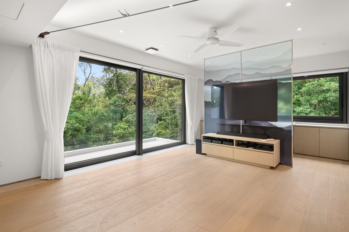 https://img.propertyraptor.com/cdn-cgi/imagedelivery/KD5bF_AFL0JDTbKLWF7z9g/ap8/ap8_001/hornet/prp/img/5d6984e15e65ca5014d205f11079e8e4-wtm.jpg/public