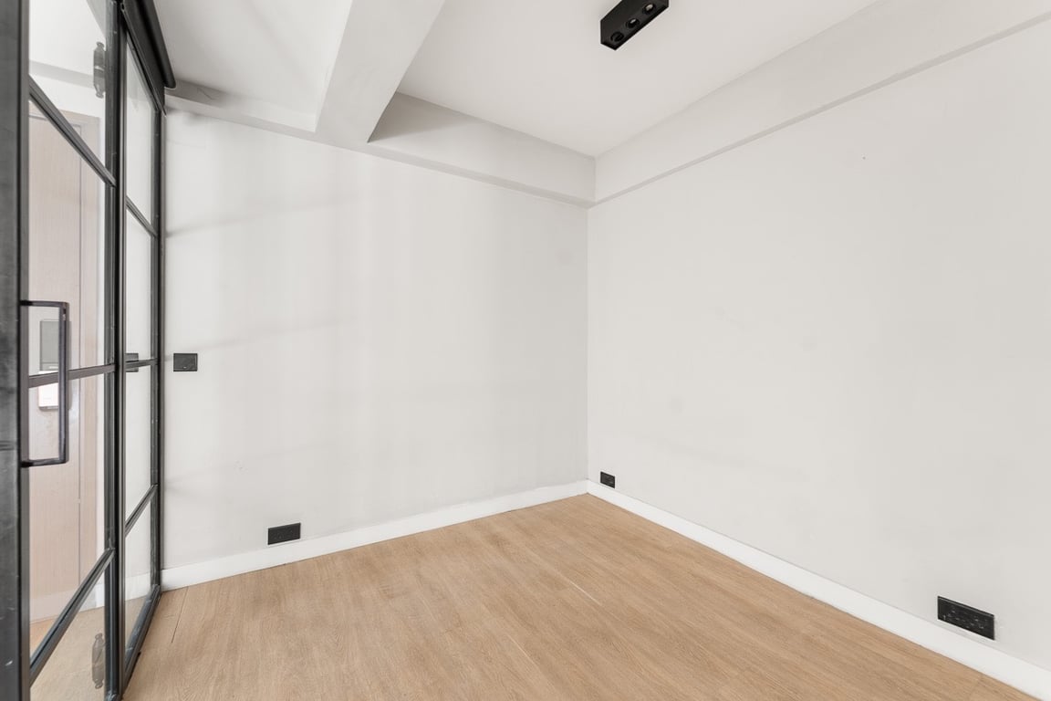 https://img.propertyraptor.com/cdn-cgi/imagedelivery/KD5bF_AFL0JDTbKLWF7z9g/ap8/ap8_001/hornet/prp/img/5d9e0a5794dfabc06c40b83e45edd1fe-wtm.jpg/public