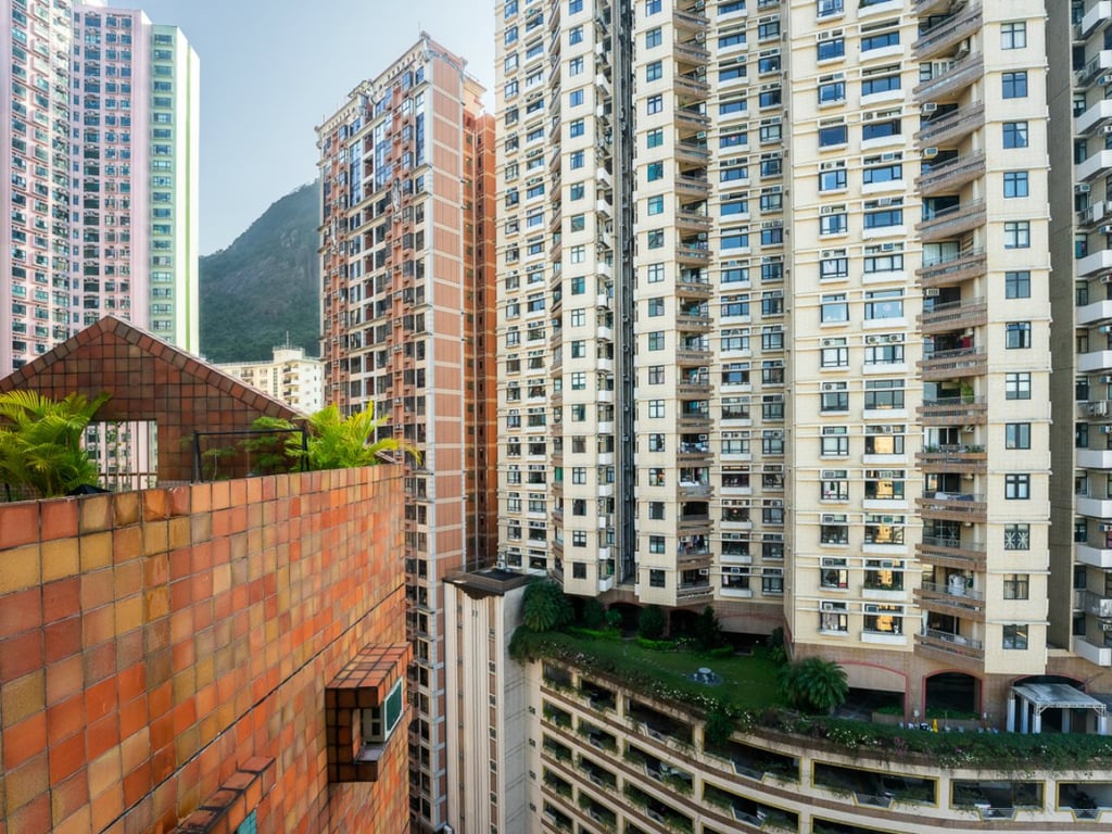 https://img.propertyraptor.com/cdn-cgi/imagedelivery/KD5bF_AFL0JDTbKLWF7z9g/ap8/ap8_001/hornet/prp/img/5df6b7d8e42c4588f03f03e81f732b5c.jpg/public