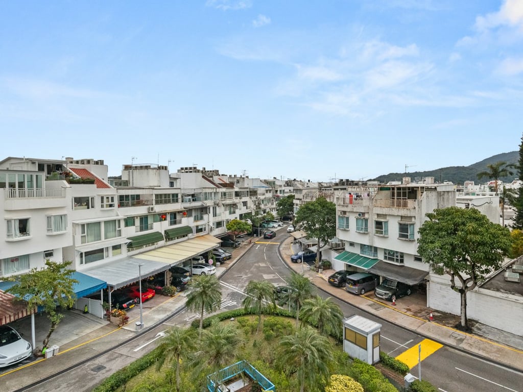 https://img.propertyraptor.com/cdn-cgi/imagedelivery/KD5bF_AFL0JDTbKLWF7z9g/ap8/ap8_001/hornet/prp/img/5eabf774e068e9657583555118514f79.jpg/public