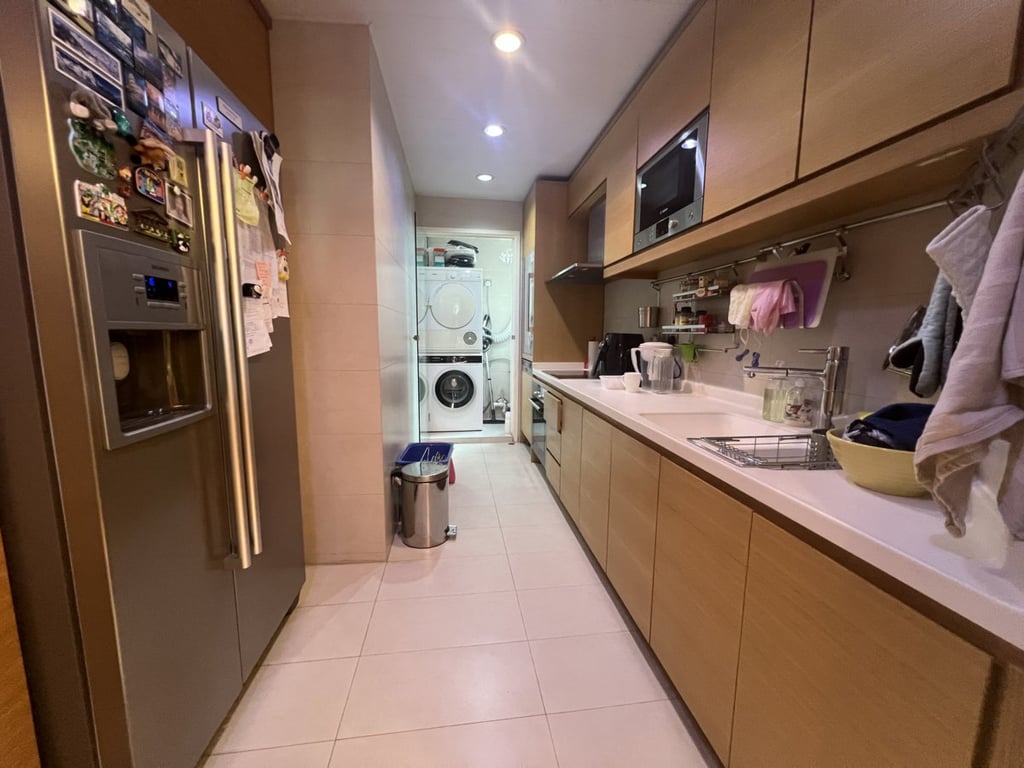 https://img.propertyraptor.com/cdn-cgi/imagedelivery/KD5bF_AFL0JDTbKLWF7z9g/ap8/ap8_001/hornet/prp/img/5eb236bb4133121b348ba427a8ed472a.jpg/public