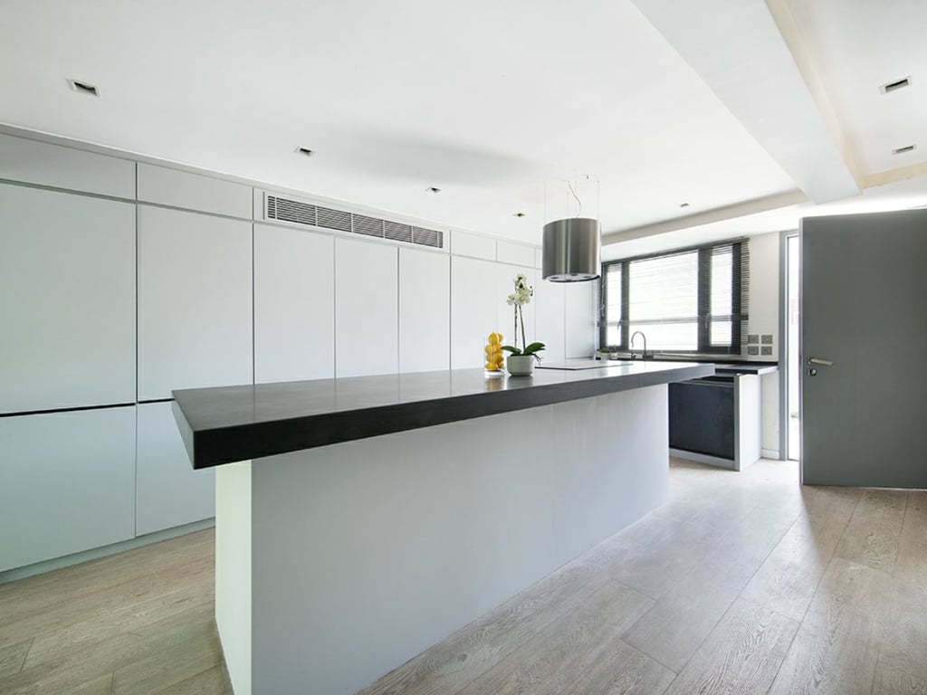 https://img.propertyraptor.com/cdn-cgi/imagedelivery/KD5bF_AFL0JDTbKLWF7z9g/ap8/ap8_001/hornet/prp/img/5ef38277df7f860fe66a8652660e7db3.jpg/public