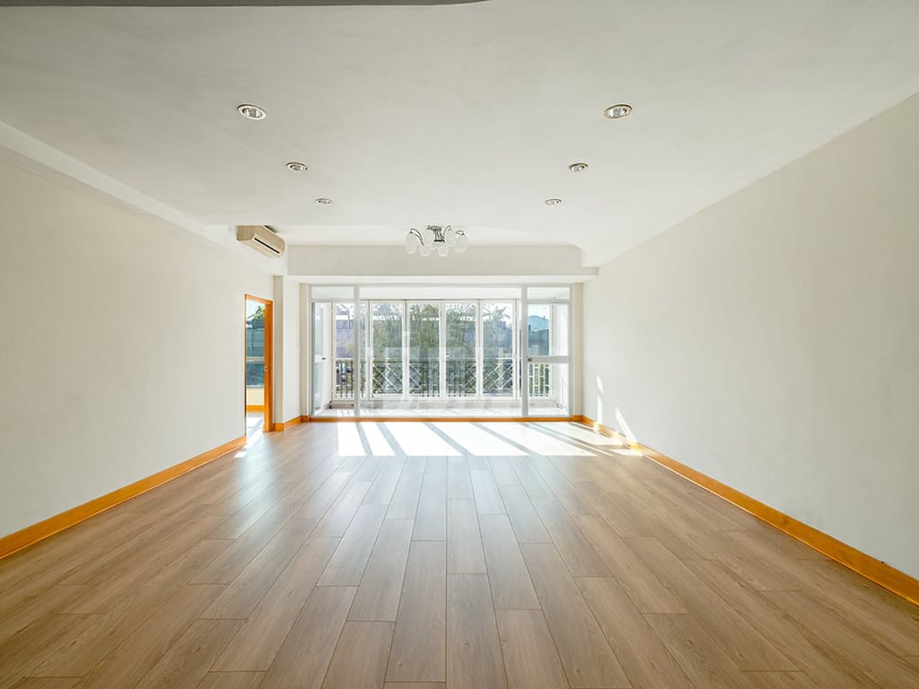 https://img.propertyraptor.com/cdn-cgi/imagedelivery/KD5bF_AFL0JDTbKLWF7z9g/ap8/ap8_001/hornet/prp/img/5fc07cfff7ce97aba89b80eb8984151b.jpg/public