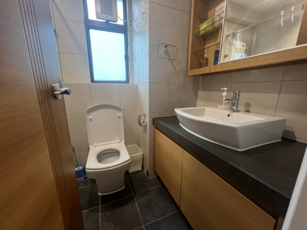 https://img.propertyraptor.com/cdn-cgi/imagedelivery/KD5bF_AFL0JDTbKLWF7z9g/ap8/ap8_001/hornet/prp/img/5fdf4b76f9128ccb074a1a336f5e9955.jpg/public