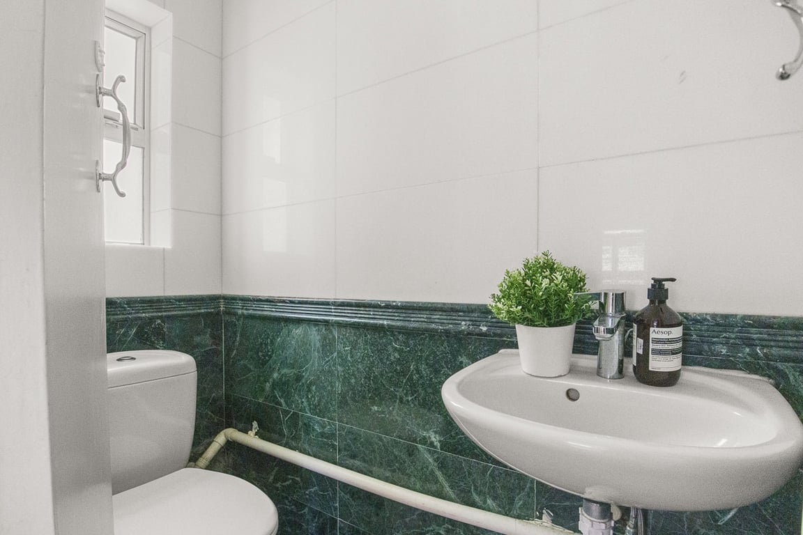 https://img.propertyraptor.com/cdn-cgi/imagedelivery/KD5bF_AFL0JDTbKLWF7z9g/ap8/ap8_001/hornet/prp/img/5fe3e284af6967c11b06743b7bf28966-wtm.jpg/public